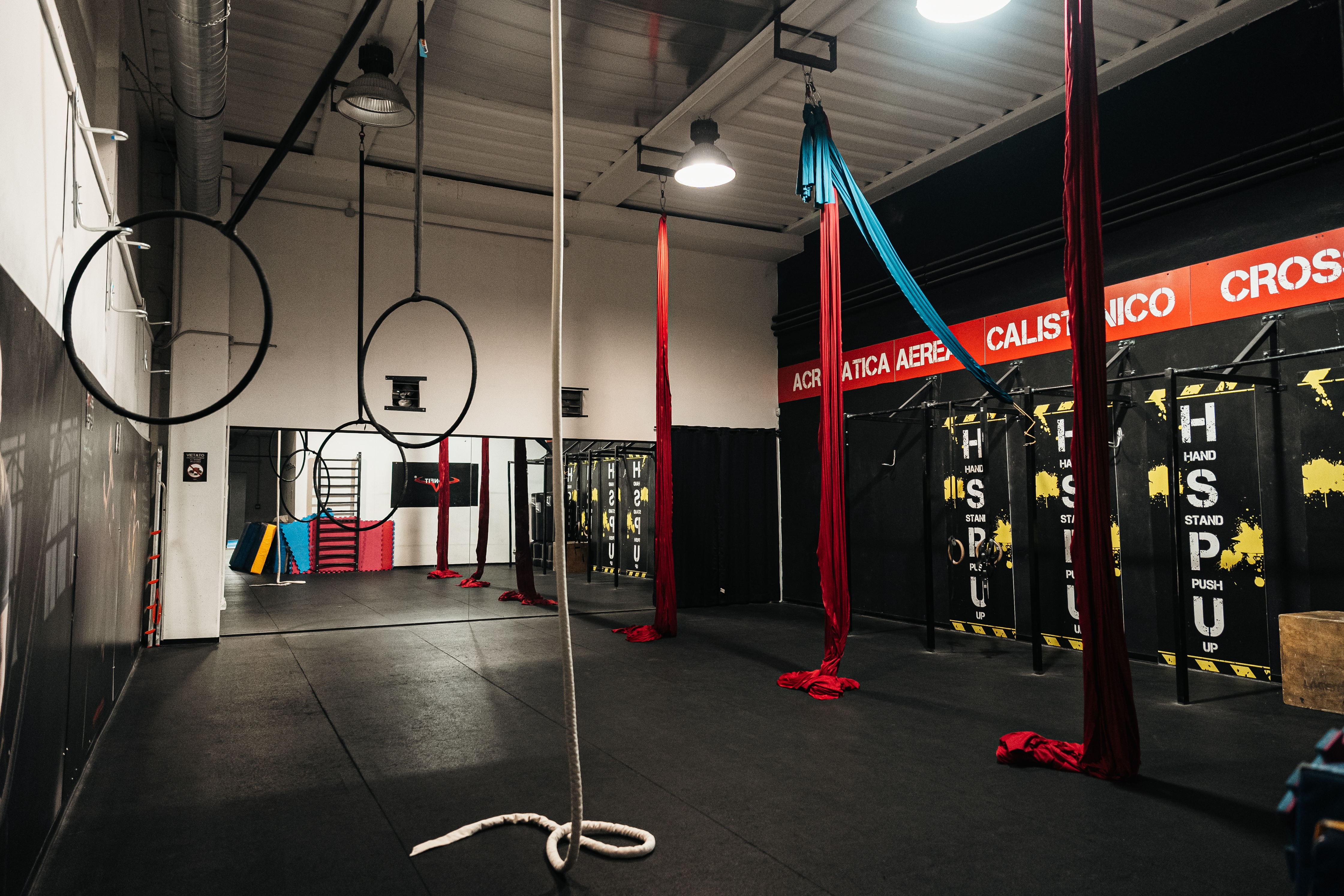 Sala acrobatica aerea e calisthenics Monza — cerchi aerei, tessuti, fune e HSP box per corsi e shooting