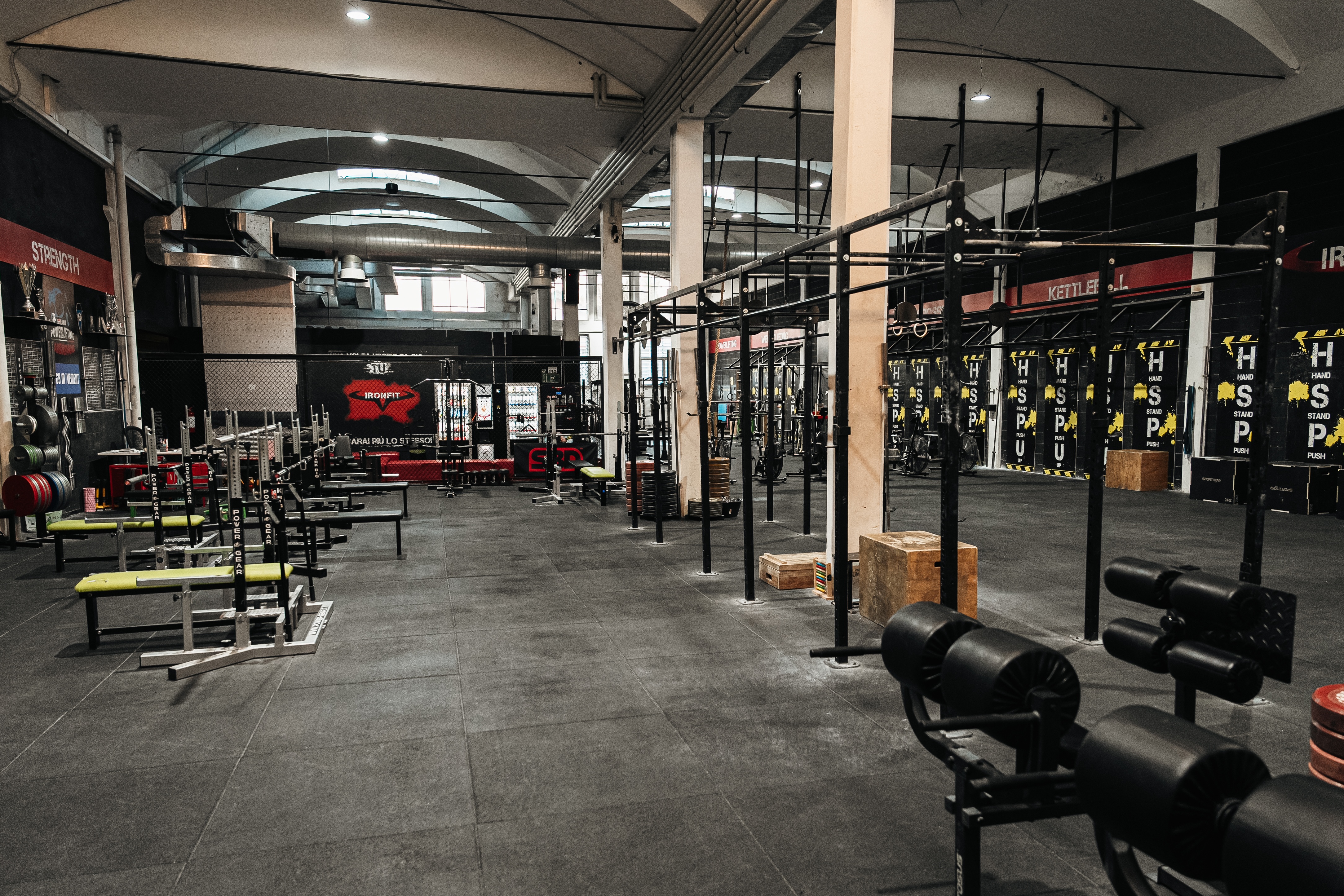 Area forza palestra Monza — rack, bilancieri olimpionici, panche professionali per personal trainer