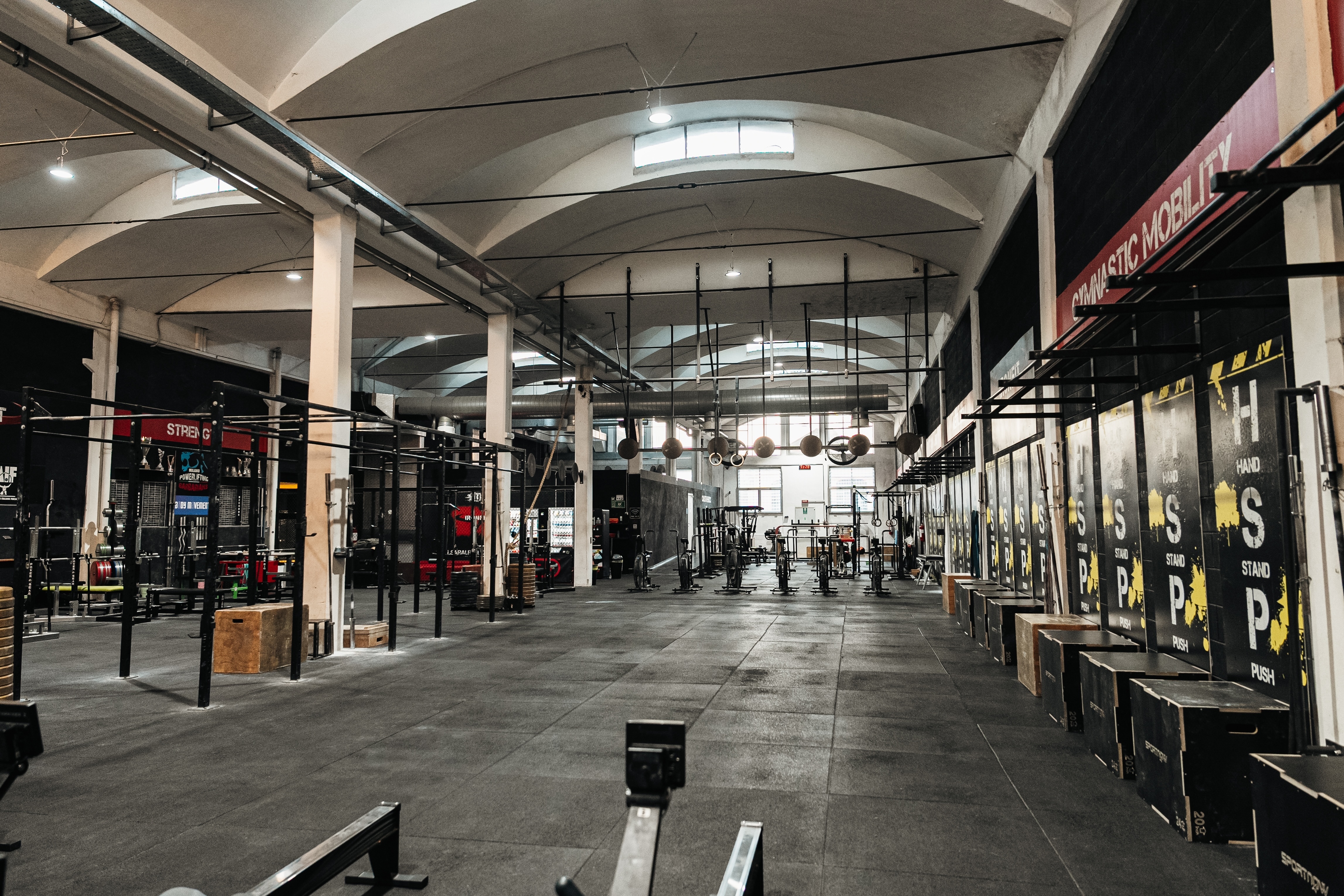 Affitto palestra Monza — area funzionale 500mq con CrossFit rig, plyo box e attrezzature professionali